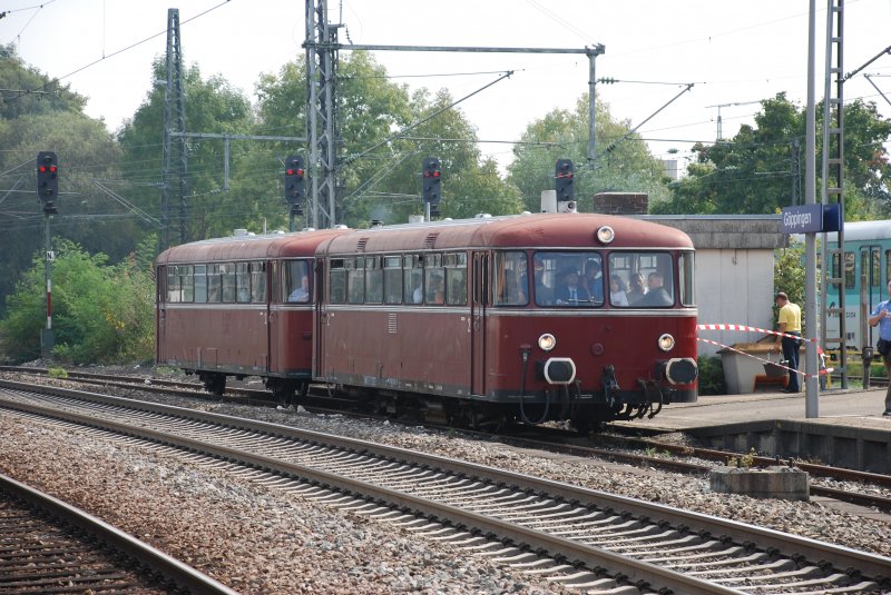 Eine Schienenbusgarnitur pendelt am Mrklin-Wochenende zwischen dem Gppinger Hbf und dem Firmengelnde von  Leonhard Weiss .