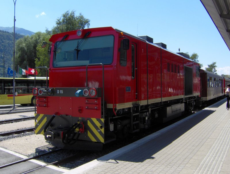 Eine Schmalspurlokomotive D 15 der Zillertalbahn, steht mit einem Regionalzug im �bergabebahnhof Jenbach zur �BB und zur Achenseebahn bereit, um nach Zell am Ziller und Mayrhofen im Zillertal abzufahren.    Jenbach 25.07.07