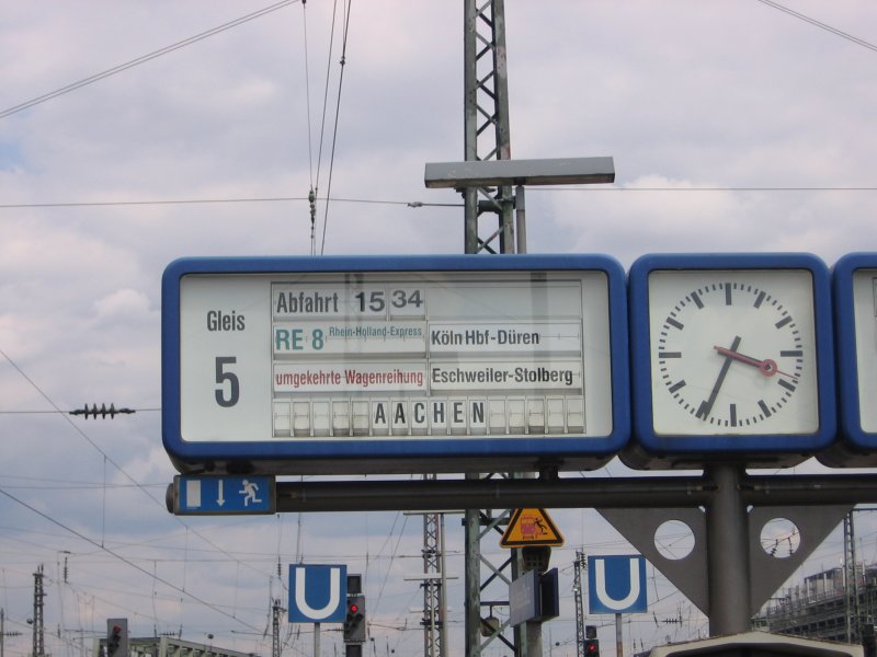 Eine schne alte Klappertafel in Kln Messe/Deutz zeigt den RE 8  Rhein-Holland Express  nach Aachen, was natrlich totaler Schwachsinn ist. In echt handelt es sich um den RE 9  Rhein-Sieg Express  nach Aachen.