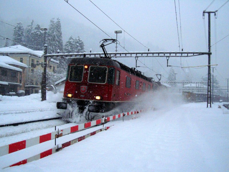 Eine schne Bescherung brachte mir am 10.12.2008 dieser GZ , als diese Re 10/10 durch Faido pfadete.Trotz schnellem umdrehen, wurde ich eingeschneebelt.Ich wnsche allen ein frohes Fest.