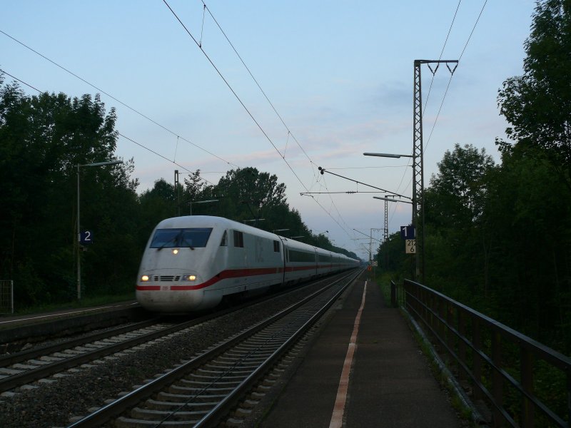 Eine sch�ne Morgenstimmung ergab sich heute morgen den 4.8.09.
ICE Plattling rast an diesem morgen durch Freiburg St.Georgen.