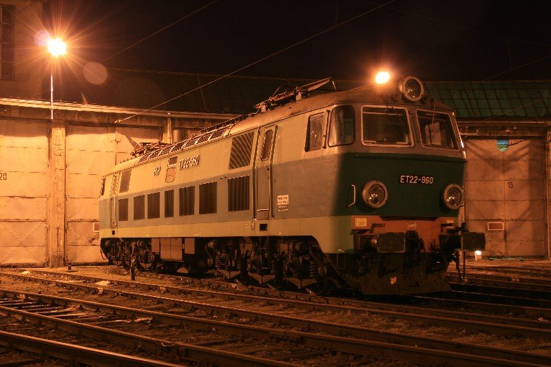 Eine schne Nachtaufnahme von ET22-960 in Kutno.28.12.07