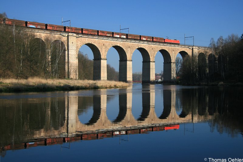 Eine schne Perspektive auf den Limmritzer Viadukt bietet sich auch vom Zschopauufer. Hier fhrt eine 145 mit dem Kohleleerzug Chemnitz-Spreewitz am 01.04.07 darber.