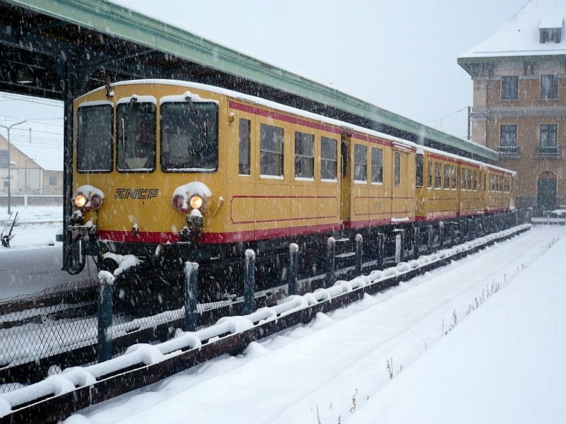 Eine der schnsten Gebirgsbahnen, der  Train jaune , gelbe Zug von Villefranche km 0 427 m  nach Latour de Carol km 63 1247 m, abfahrbereit am 05.03.2008 8:10 in Latour de Carol, ber Nacht hat es krftig geschneit. Im Winter fahren nur zwei Zugpaare, morgens und abends.