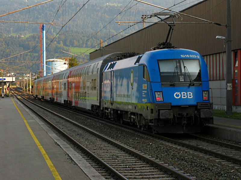 Eine der schnsten Werbeloks der BB ist die Kyoto Lok. Sie ist seit 2004 auf den Schienen in sterreich, Deutschland und Schweiz ( Buchs SG ) unterwegs. Am 2.10.2009 war sie am R 5651 Richtung Bludenz unterwegs.

Lg
