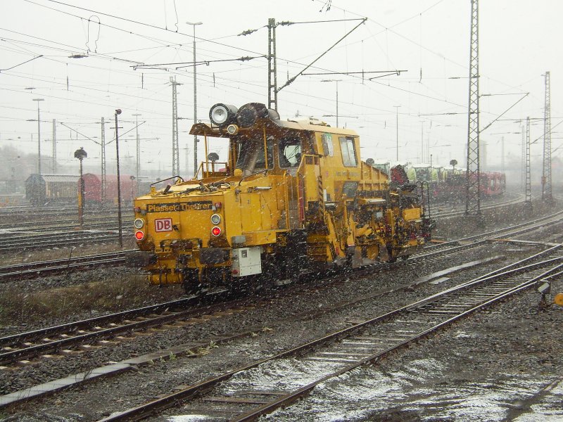 Eine Schotterprofiliermaschine bei der Einfahrt in den Seelzer Rangierbahnhof,Fotografiert am 25.03.2009