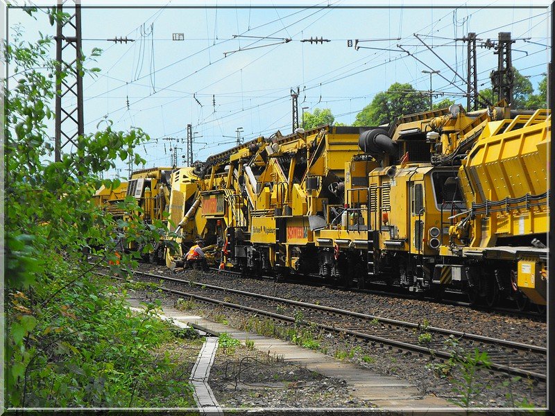 Eine Schotterreinigungsmaschine der Firma Schweerbau bei der Arbeit zwischen Regensburg/Pr�fening und Regensburg Hbf.(KBS 880/7.Juni 2009)