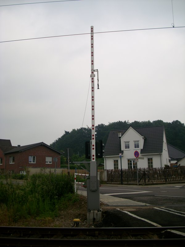 Eine Schranke des B´s im km. 29.5 steht komischerweise im 90 Winkel..die beiden anderen stehen wie immer leicht gekippt.....wieso diese ausgerechnet senkrecht steht wei ich auch nicht ;-)