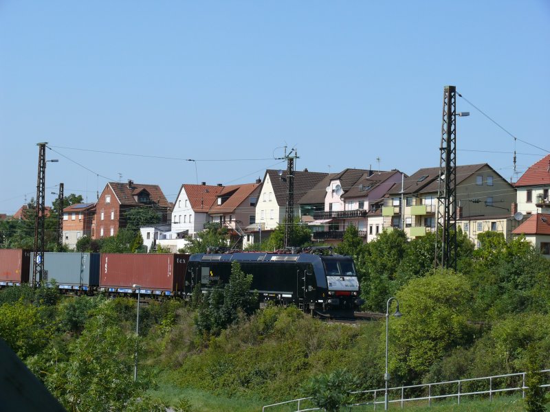Eine schwarze!! 185 553-5 der MRCE mit einem Containerzug bei Retzbach, 19.08.2009