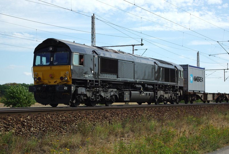 Eine schwarze Schnheit. Class 66 mit Containerzug in Fahrtrichtung Wunstorf. Aufgenommen am 27.08.2009 bei Dedensen/Gmmer.
