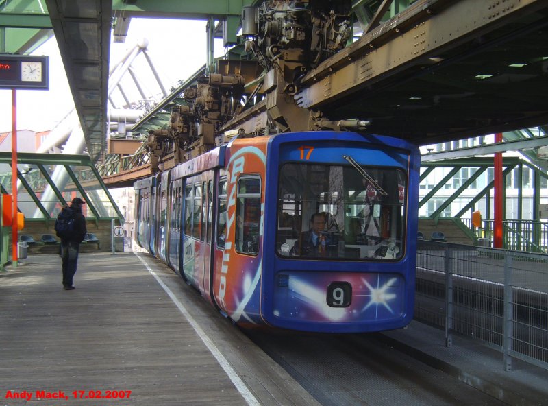 Eine Schwebebahn aus Richtung Vohwinkel schwebt in einer Station ein. (17.02.2007)
