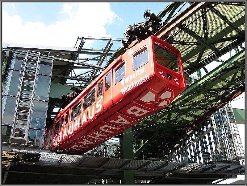 Eine Schwebebahn verlsst die modernisierte Station Vohwinkel. (16.08.2008)