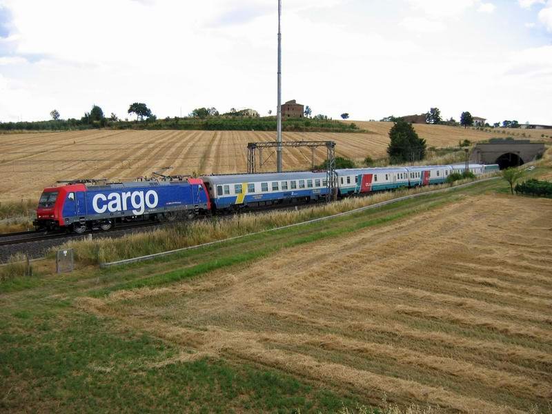 eine schweizer Lok in Italien? Und das noch auf der Neubaustrecke? Die 484 001 SR war mehrere Tage mit dem Messzug unterwegs. So konnte ich sie auch in Arezzo und Terentola sehen. Die Aufnahme stammt aus dem Jahr 2004. 