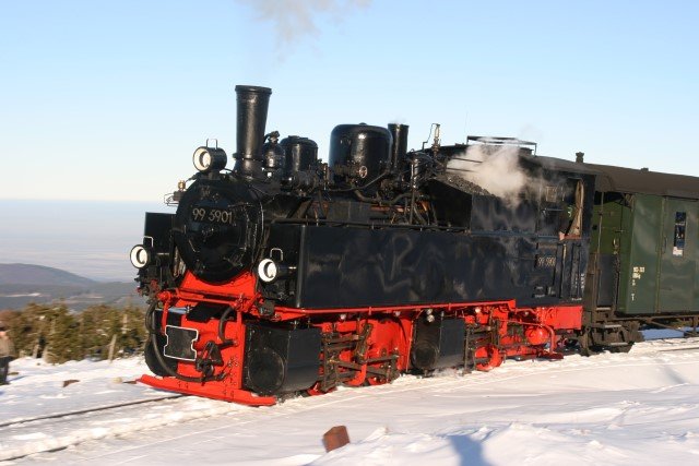 Eine sehr plastisch wirkenden Aufnahme der 99 5901 am Brocken. Die Maschine wurde 1897 mit der Baunummer 258 in der Lokomotivfabrik Arnold Jung in Jungenthal gefertigt; 22.12.2007