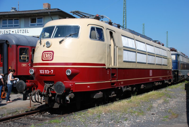 Eine von sehr wenig gut platzierten Loks im DB Museum Koblenz-Ltzel am 23.05.2009. Die BR 103 113-7. 