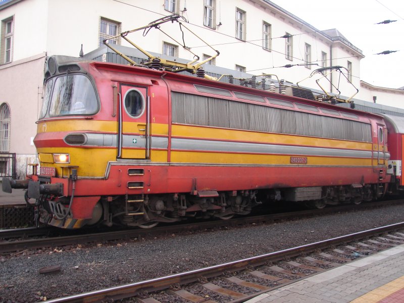 Eine Seitenansicht der BR 240 037-2 im Bahnhof Bratislava Hlavn stanica. Nur noch wenige Minuten dann geht es weiter nach Kosice/Kaschau. Aufgenommen am 25.10.2007