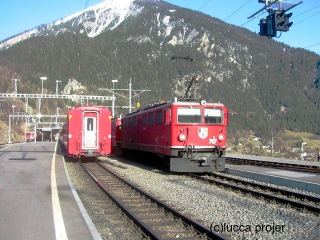 Eine seltene Ge6/6ll Doppeltraktion mit Ge6/6ll 703 und 707 fhrt am 30.3.08 aus dem Bahnhof Filisur aus.Leider konnte ich den Zug nicht richtig aufnehmen.