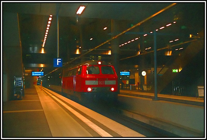 Eine Seltenheit!!! 218 831 rollt auf Gleis 4 des Berliner Hauptbahnhofes ein, um den defekten InterCity 2454  Pommerische Bucht  in die Werkstadt zu bringen.