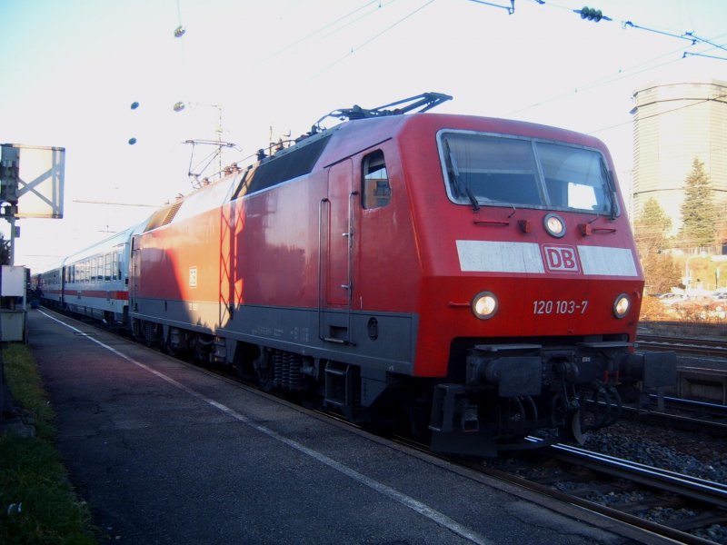 Eine Seltenheit: BR 120 103-7 auf der IC-Linie 61 Nrnberg-Karlsruhe in Aalen. Der freundliche Lokfhrer erklrte mir, warum heute eine 120er verkehrte: Zwischen Wrzburg und Nrnberg soll es heute, am 15.12.05 einen Unfall gegeben haben. Ein Gterzug ist entgleist und aus Lokmangel wurde wahrscheinlich statt einer 101er eine 120er auf diese Strecke gesetzt. Der IC 2066 kam auch noch 6 min versptet in Aalen an, da es Gleisbauarbeiten zwischen Crailsheim und Ansbach gegeben hatte.