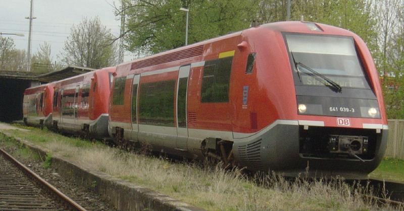 Eine Seltenheit: Eine Dreifachtraktion ALSTOM Coradia A-TER (VT 641) steht am 29.04.2005 in Smmerda als RB nach Straufurt abfahrbereit. Nur sind die Fahrzeugnummern ein wenig in der falschen Reihenfolge (von vorn nach hinten: 641 039; 641 038; 641 040).