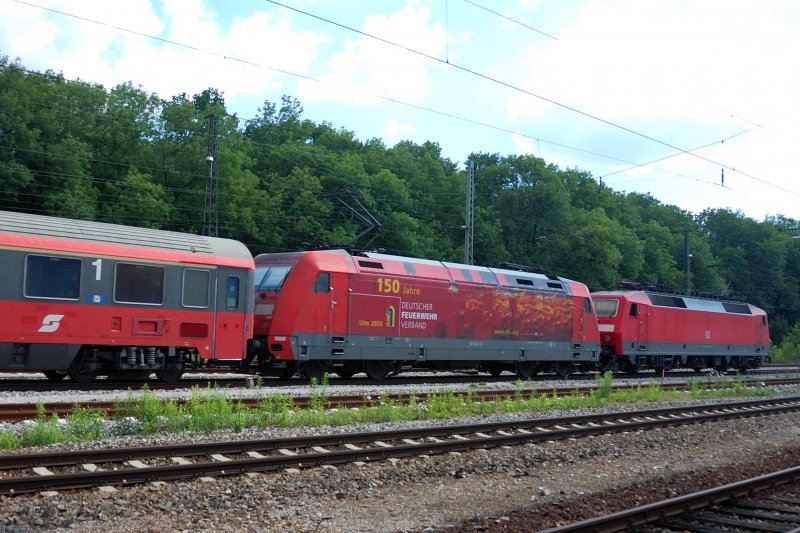 Eine sicher nicht alltgliche Bespannung fr EC 114  Wrthersee  nach Dortmund. Mit 120 123-5 und 101 047-9 (Feuerwehr-101) an der Spitze wird Neuoffingen durcheilt. (25.07.2008)