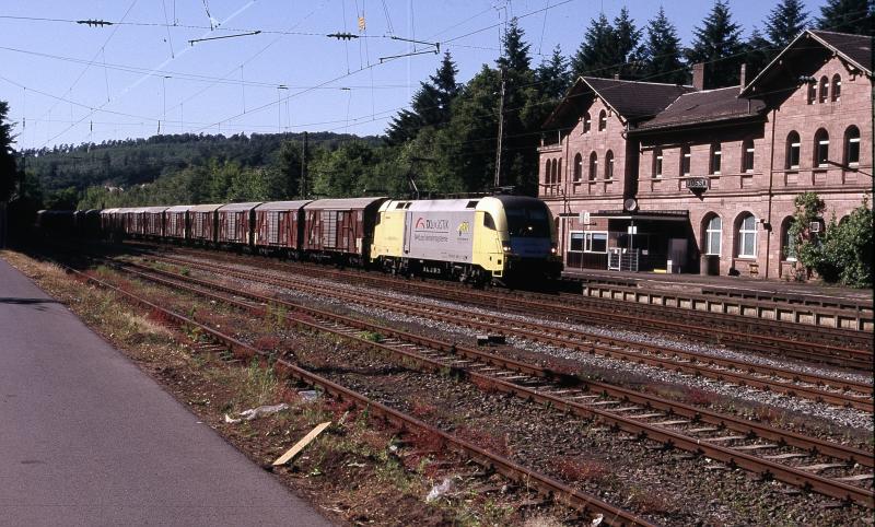 Eine Siemens Dispo Lok durchfhrt am 9.7.05 den Bahnhof Jossa an der Strecke Fulda - Wrzburg