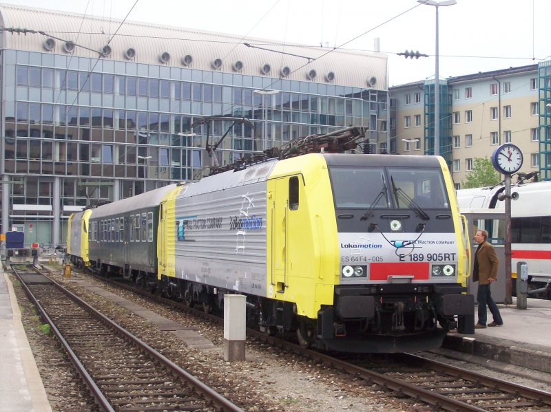 Eine Siemens Dispolok BR 189, mittig ein ehemaliger Eilzugwagen und am Schlu ein Siemens Dispo Taurus beide von der Fa. Lokomotion in Mnchen Hbf (Holzkirchner Flgelbahnhof) auf Gleis 8. Aufgenommen am 18.04.07.