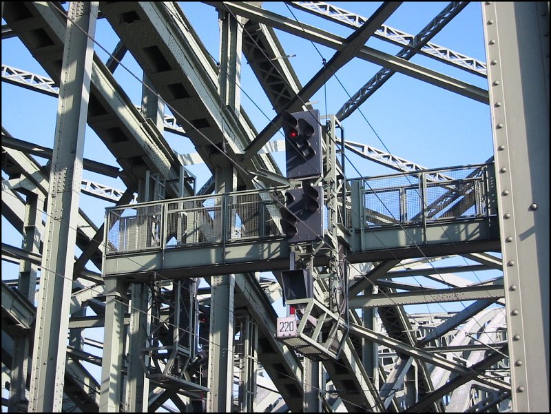 Eine Signalanlage auf der Hohenzollenbrcke in Kln, aufgenommen am 15.10.2006.