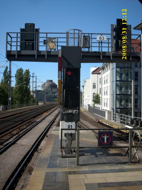 Eine Signalbrcke mit Lichtsignalen am 31.08.2008 im S-Bahnhof Berlin Hackescher Markt an der Ausfahrt Richtung Friedrichstrae.