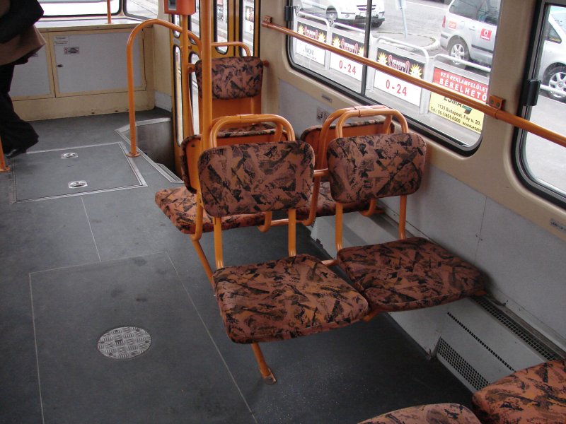 Eine Sitzbank einer alten Tatra Straenbahn in Budapest. Aufgenommen am 26.10.2007