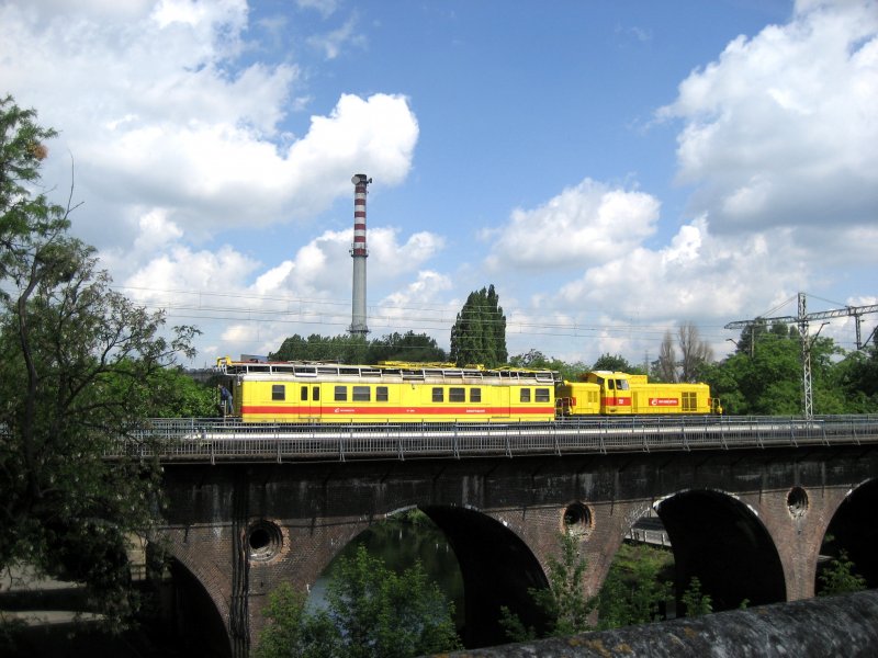 Eine SM42 von der PKP ENERGETYKA schiebt einen Wagen ber die Brcke am 08.06.2009 im Hauptbahnhof Bydgoszcz.