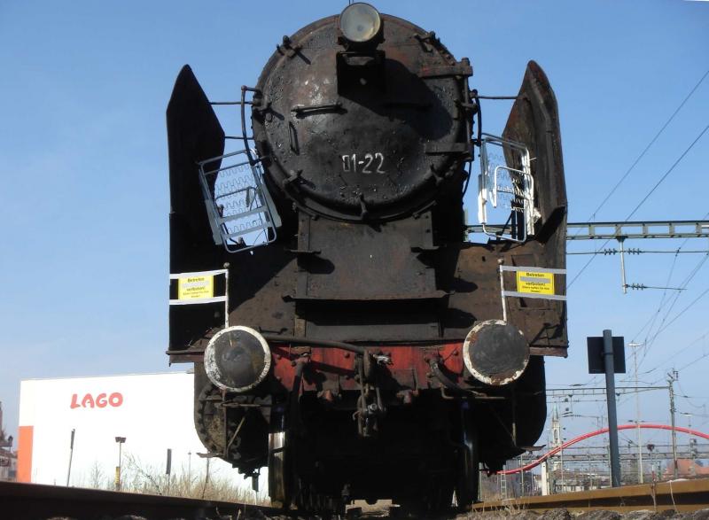 Eine sogenannte  Tabaklok  der bulgarischen Staatsbahn auf Ihrem Weg zu ihrer Geburtssttte.
SLM Winterthur produzierte diese Lok fr Bulgarien, im Gegenzug wurden dafr Tabaklieferungen
an die Schweiz gettigt. Ein Geschft mit Gegengeschft.
Schweizer Eisenbahnfreunde wollen diese in der Schweiz wieder aufarbeiten.
Konstanz/Grenze Kreuzlingen, Ostern 2005