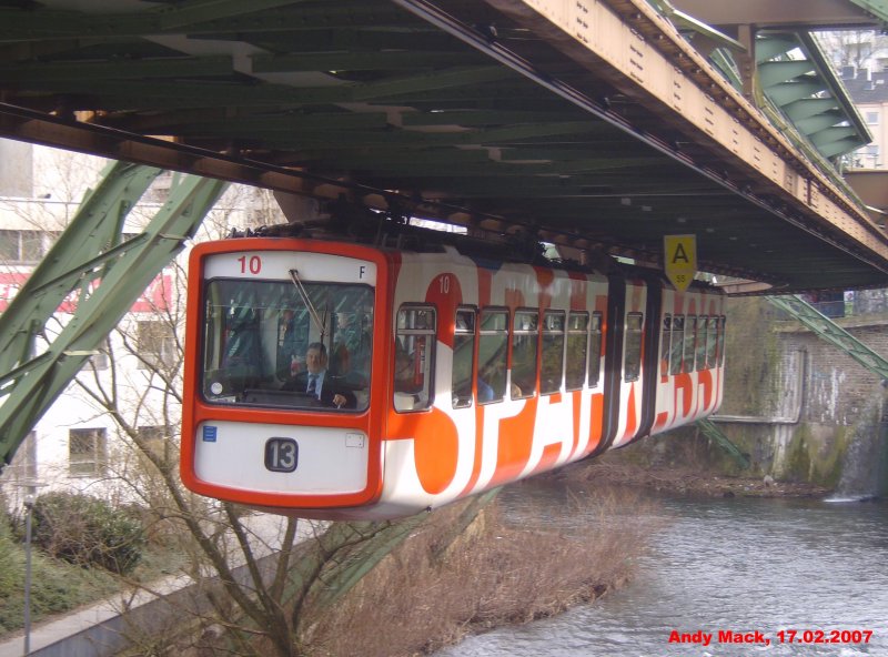 Eine  Sparkasse  Schwebebahn schwebt in einem Halt nahe des Wuppertaler Hbf's aus Oberbarmen ein. (17.02.2007)