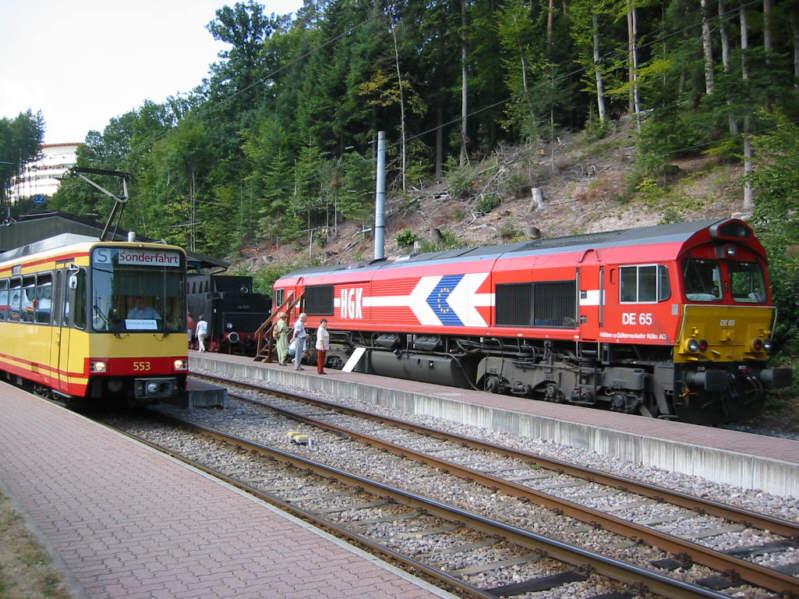 Eine Stadtbahn des KVV am 24.08.2003 am Bahnhof in Bad Herrenalb. An diesem Tag fand dort ein Bahnhofsfest statt, bei dem einige Dampfloks und auch eine Class 66 der HGK zu Besuch waren. 