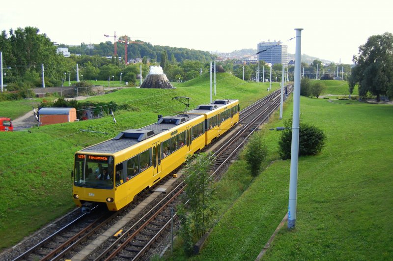 Eine Stadtbahn der SSB fhrt hier als U 14 nach Remseck, kurz vor dem nchsten planmigen Halt, der Station Wilhelma.