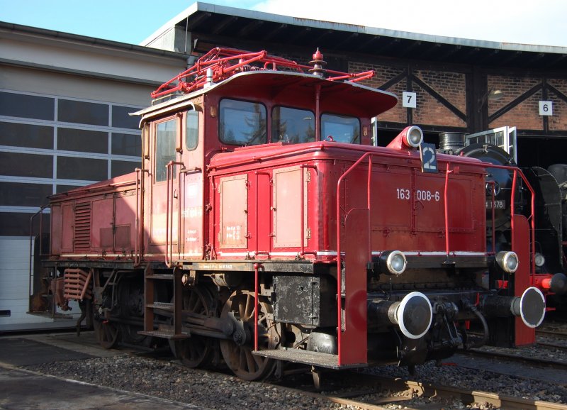 Eine Stangen-Ellok ist auch mit in der Runde - die 163 008