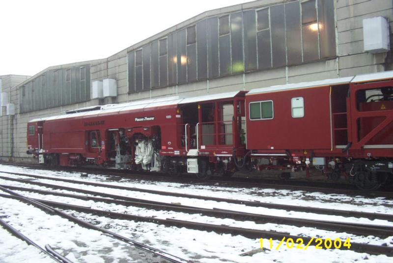 Eine Stopfmaschiene der Firma Plasser bestimmt frs Ausland.
Aufgenommen vor den Werkshallen der Firma Plasser in Linz.