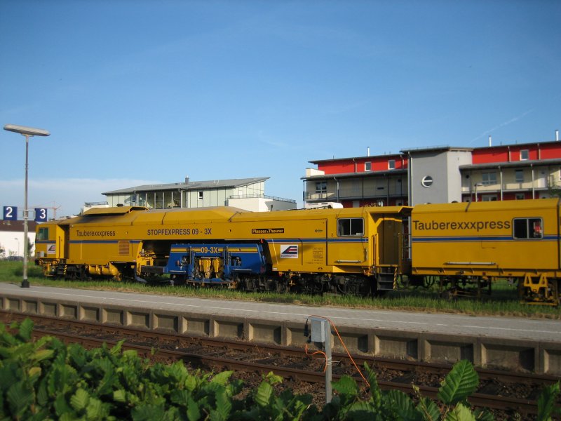 Eine Stopfmaschine am Bahnhof Pfarrkirchen 14.06.2007 