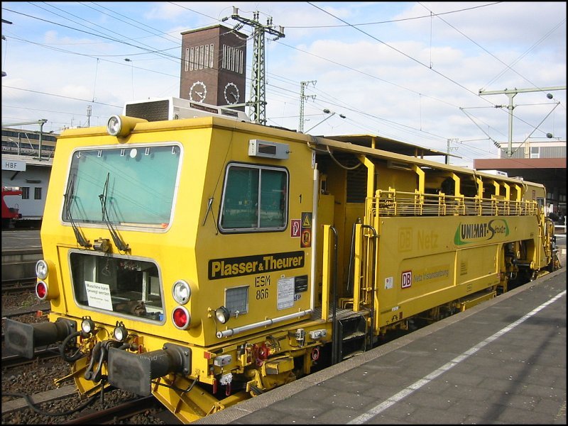 Eine Stopfmaschine von DB Netz vom Typ Unimat Sprinter steht am 08.10.2006 in Dsseldorf Hbf.