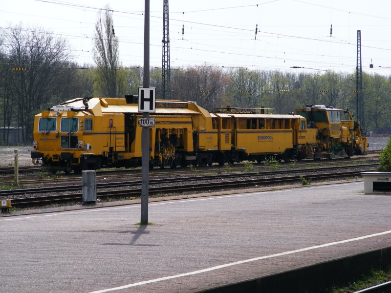 Eine Stopfmaschine (eine 09-32/4S Dynamic und ein SSP 110) im Bahnhof Haltern (am See) am 25. April 2008.