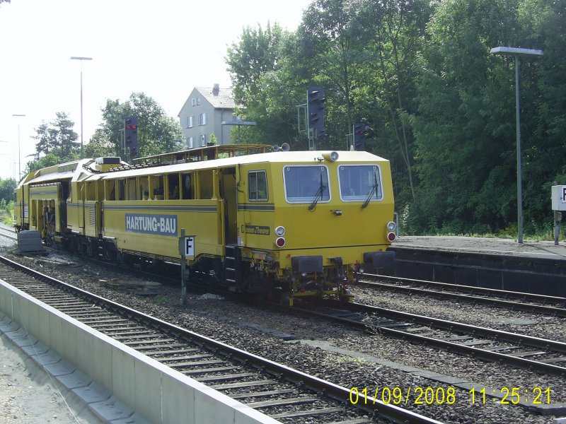 Eine Stopfmaschine der Firma Hartung Bau aus Fulda rckt am 1.9.2008 in Kirchheim/Teck zu ihrem nchsten Einsatz an.