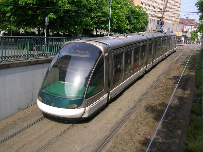 Eine Strabourger Tram fhrt in der Innenstadt in den etwa 1 Kilometer langen Tunnel unter den Hbf ein. 3.5.06
