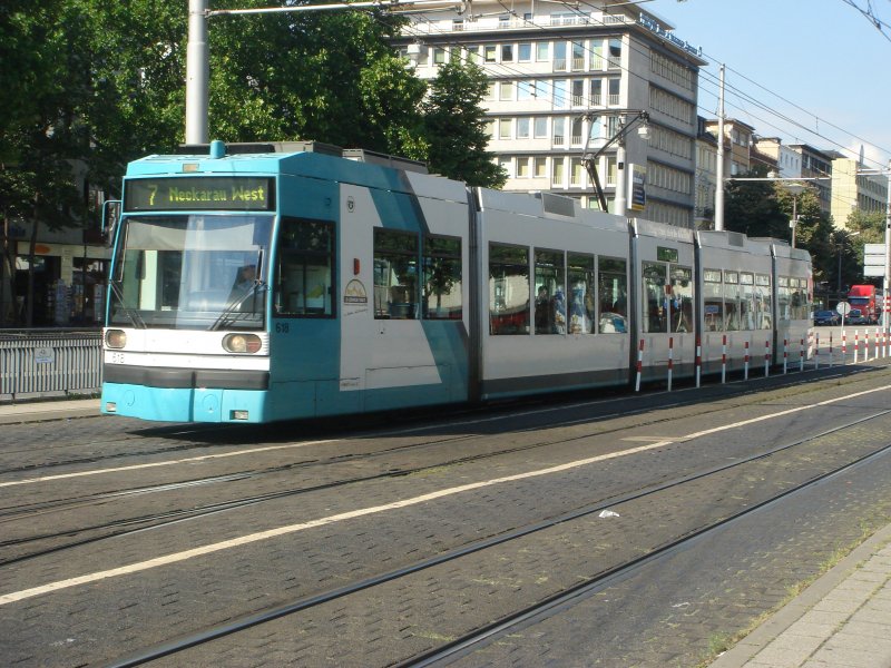 Eine Straenbahn am Bahnhof Mannheim Hauptbahnhof. Aufgenommen am 25.08.07
