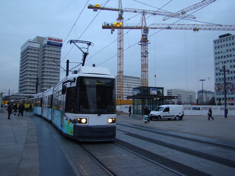 Eine Straenbahn am Berliner Alexanderplatz. Aufgenommen am 29.11.2007