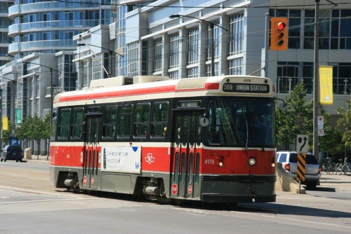 Eine Straenbahn auf dem Weg zur Union Station in Toronto; 01.09.2008