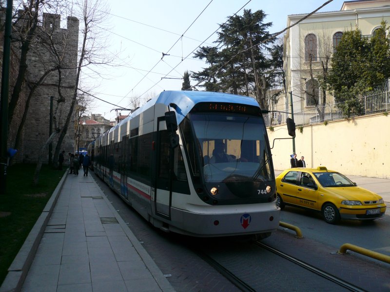 Eine Straenbahn auf dem Weg in Richtung Kabatash im touristischem Stadtviertel zwischen der Hagia Sophia, dem Topkaki Palast und dem Bosporus.