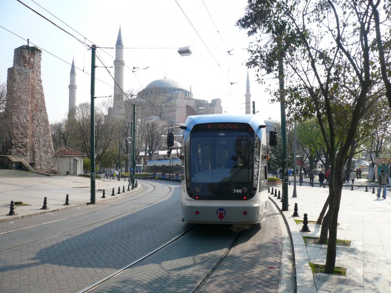 Eine Straenbahn auf der Linie Zeytinburnu-Kabatash am 8.4.2009 bei der Station Sultanahmet mit der Hagia Sophia im Hintergrund.