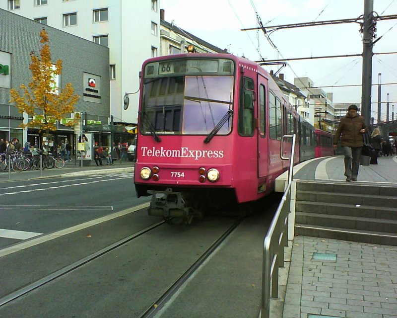 Eine Straenbahn in Bonn der Linie 66.