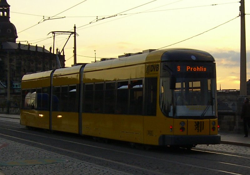 Eine Straenbahn der DVB fhrt gerade auf der 9. Fotografiert am letzten Wochenende.