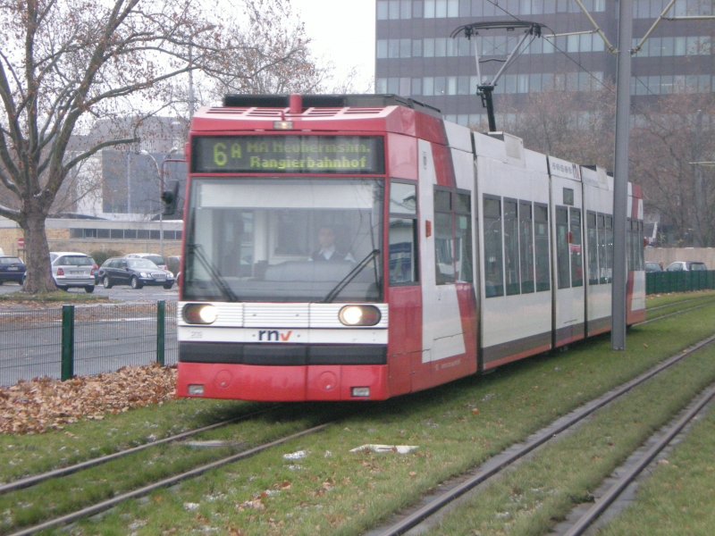 Eine Straenbahn in Farben der  VBL  rollt am 27.12.2007 mit leichter Versptung um 13:08 Uhr zwischen den Haltestellen  Landesmuseum Sd  und  Farlach  Richtung Neuhermsheim. 